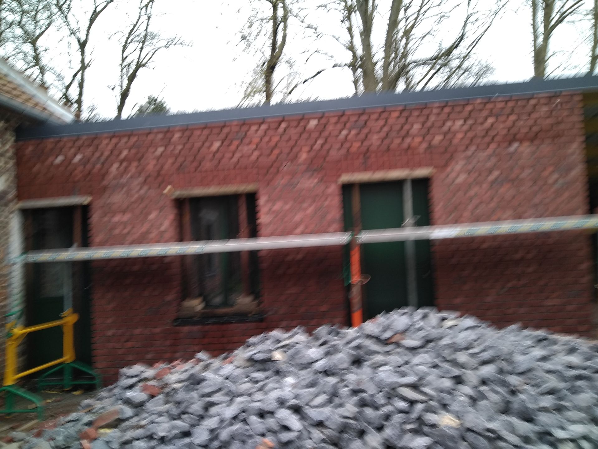 Façade d'une maison en cours de rénovation