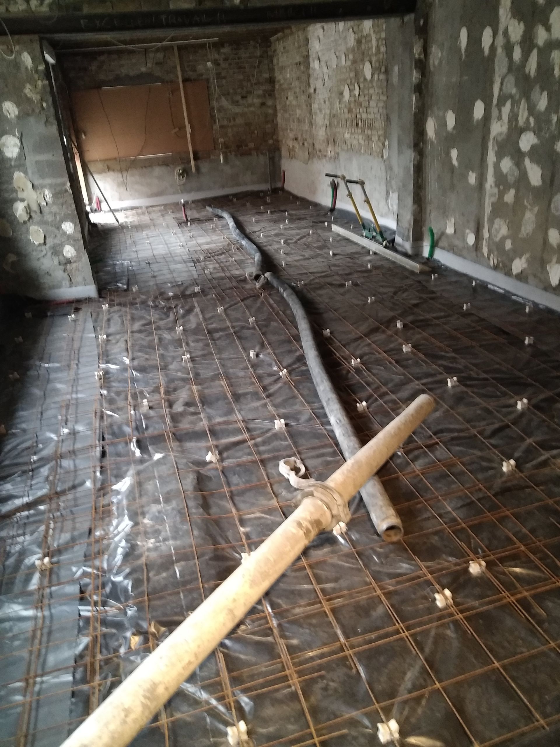 Armature en métal pour couler une chape de béton