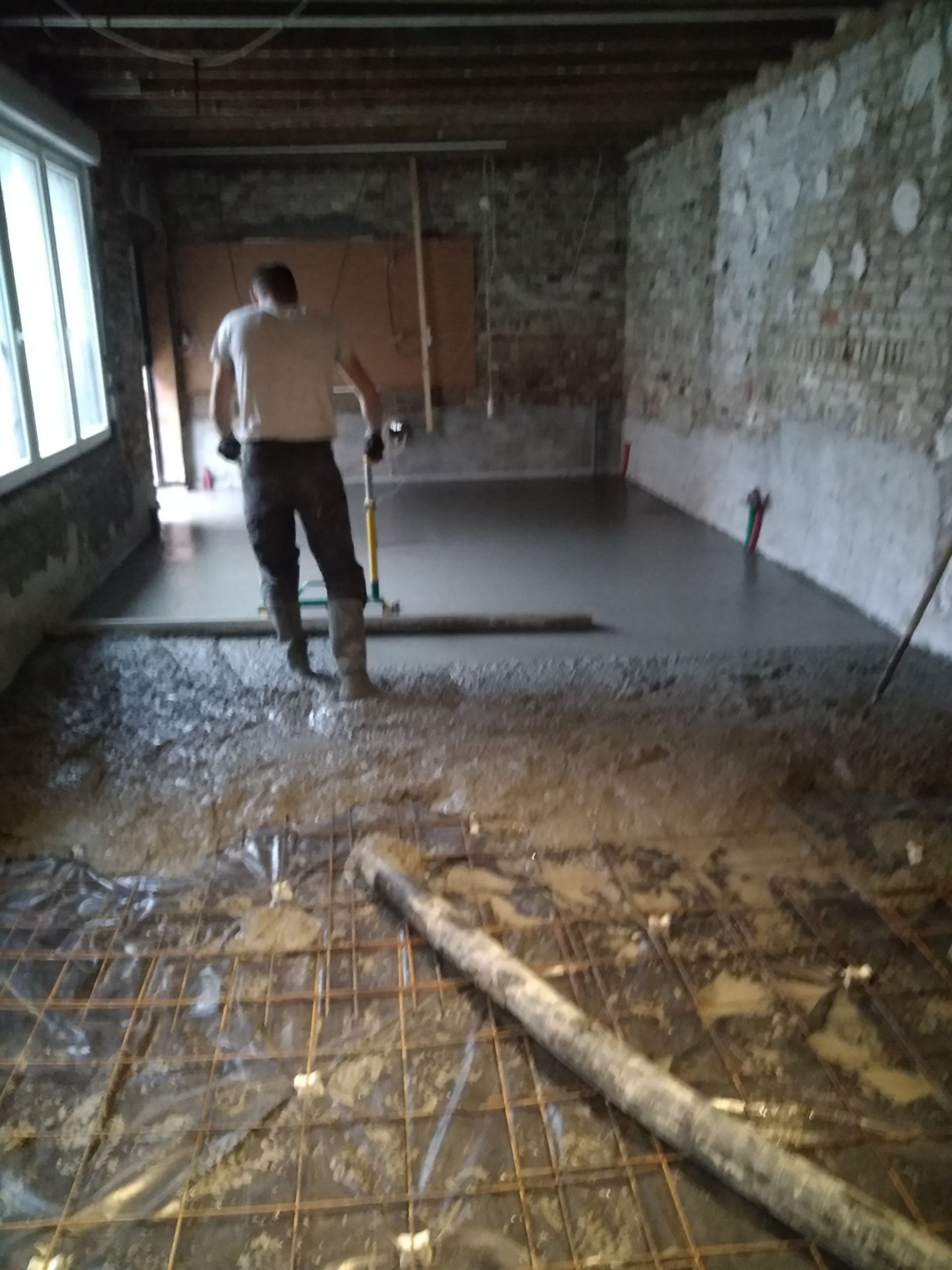 Ouvrir en train de couler une chape de béton