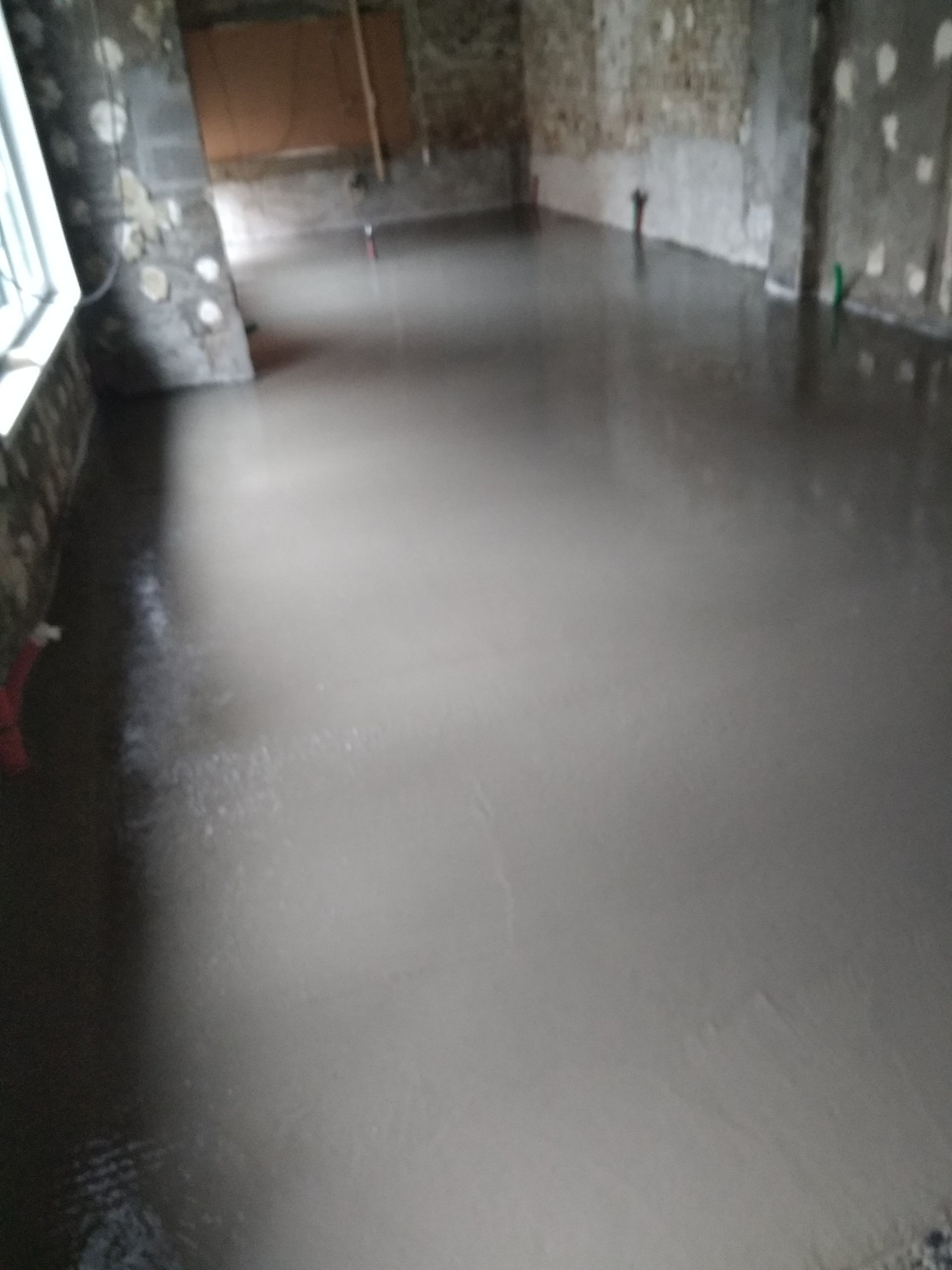 Chape en béton en cours de séchage