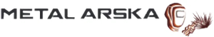 Metal Artska -logo, jossa on tyylitelty teksti ja metallinen korvanmuotoinen tunnusmerkki