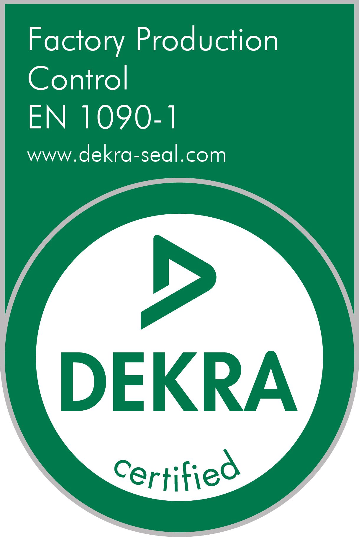 Vihreä DEKRA-sertifioitu tuotannon sisäisen laadunvalvonnan merkintä, jossa on EN 1090-1 -teksti.