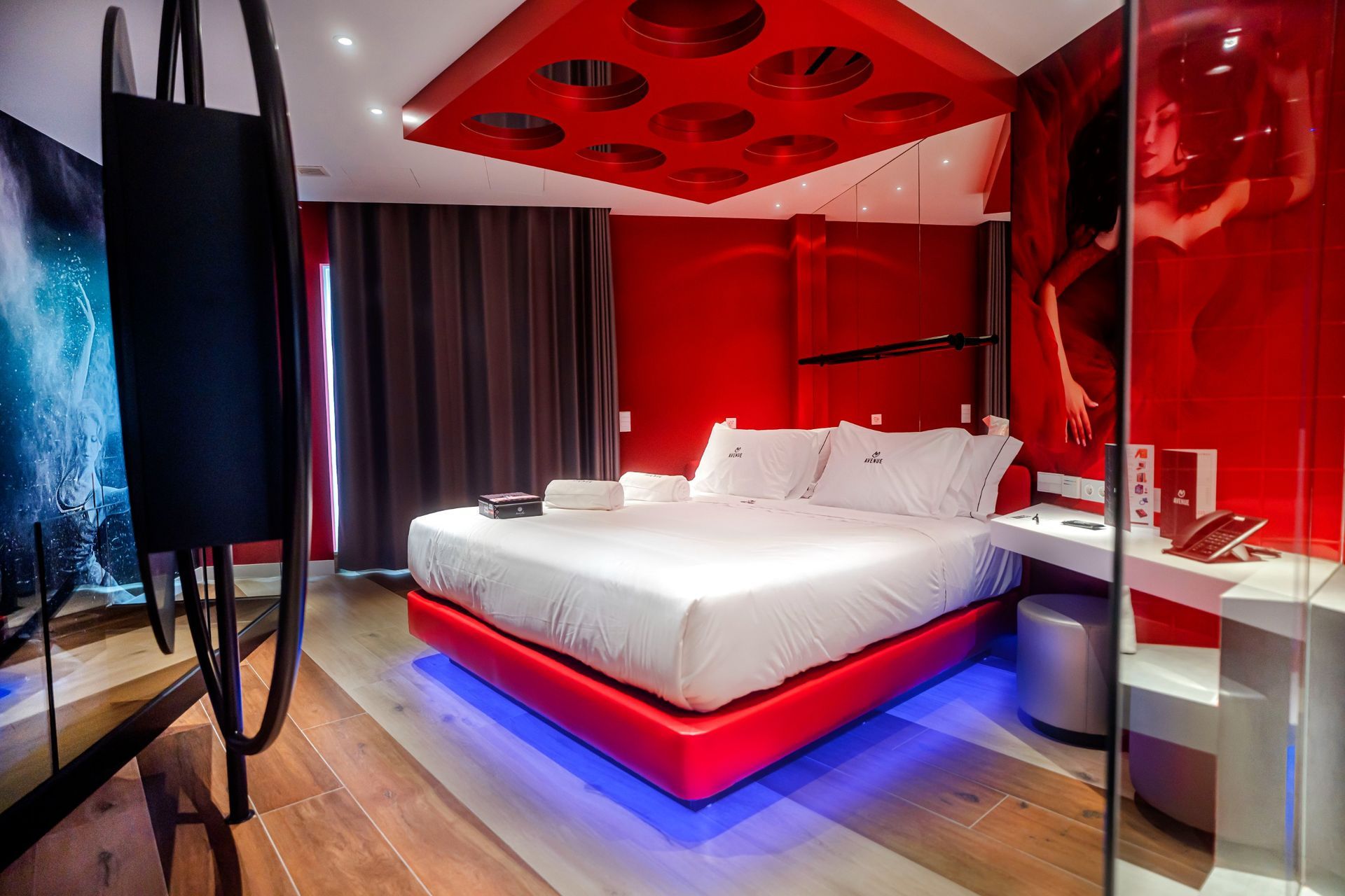 Una habitación de hotel con una cama grande y un techo rojo.