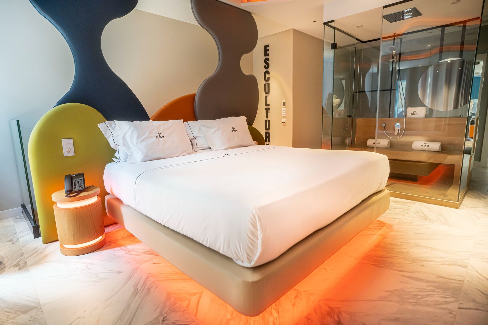 Una cama flota en el aire en una habitación de hotel.