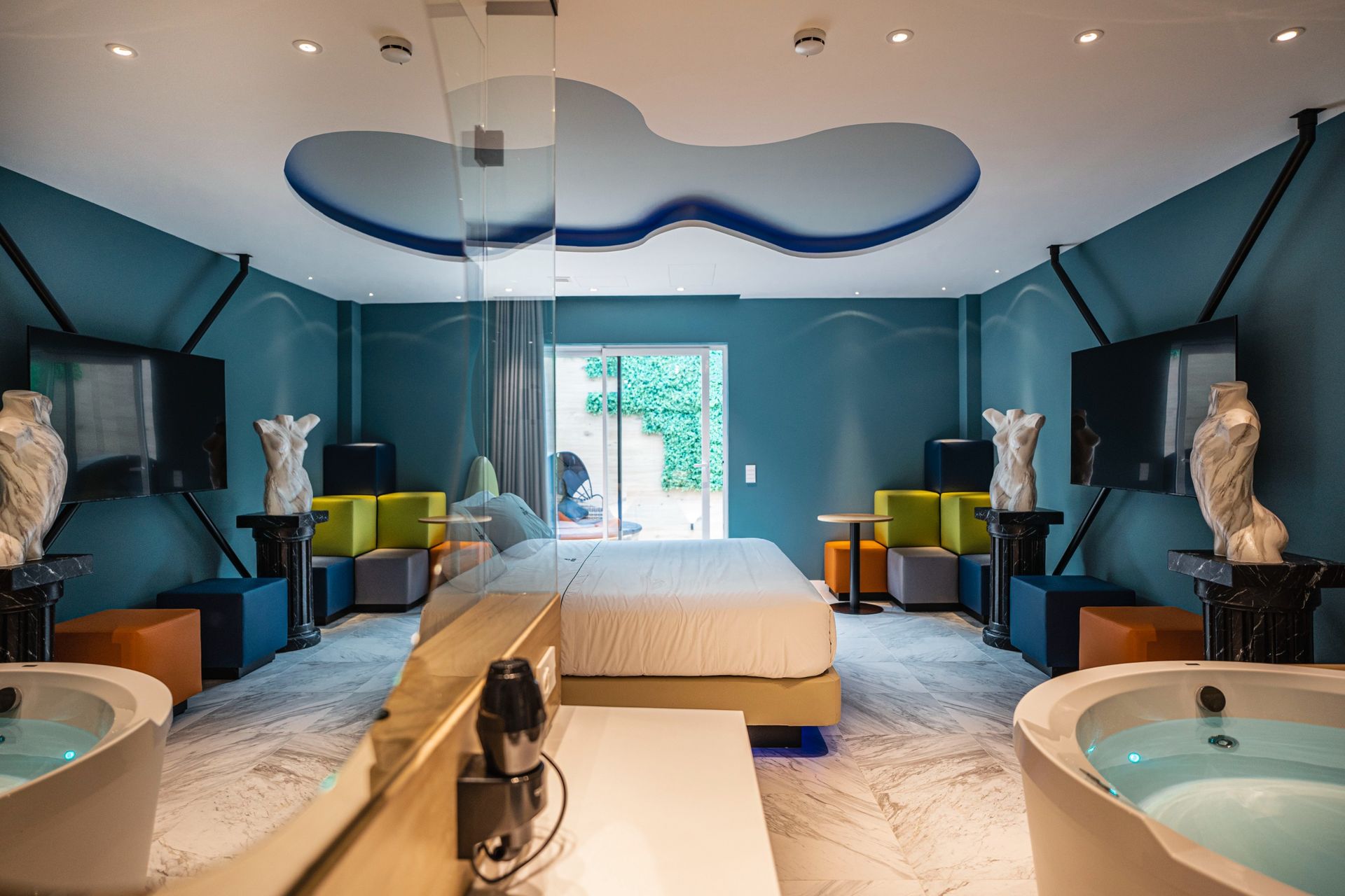 Una habitación de hotel con una cama tamaño king y una bañera de hidromasaje.