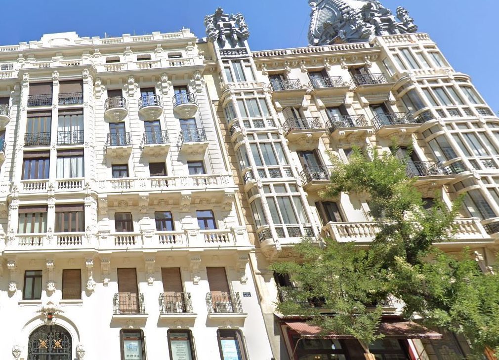 Un edificio con muchas ventanas y balcones