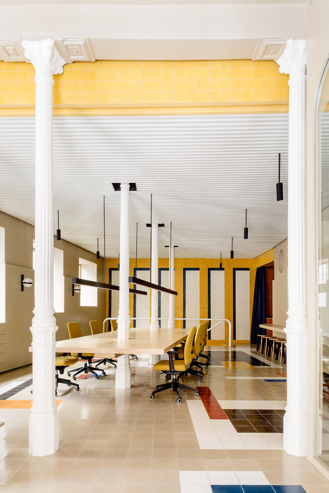 Una habitación con una mesa larga y sillas.