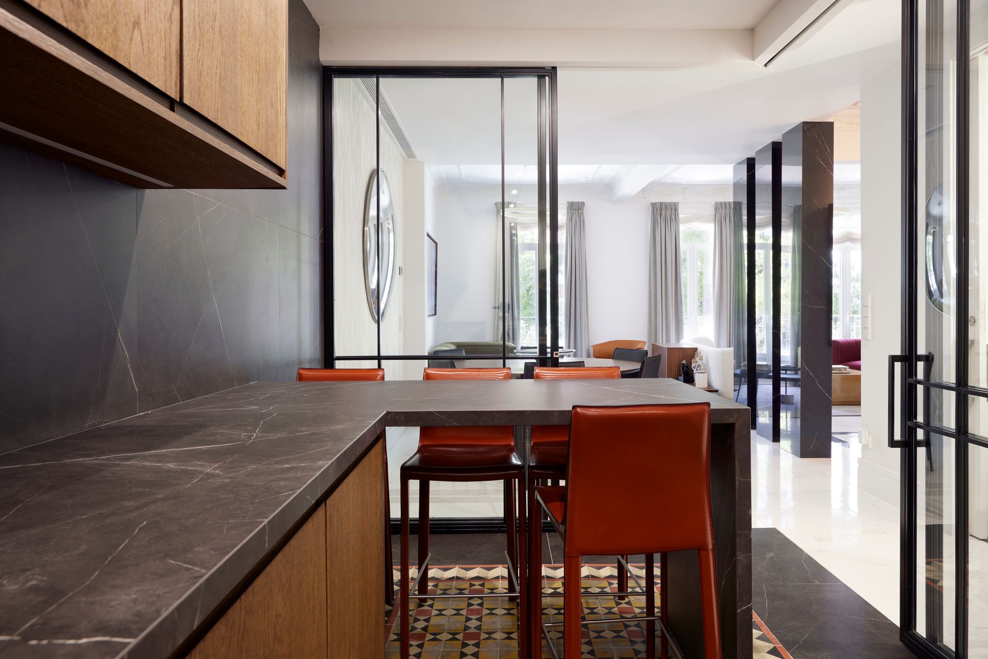 Una cocina con una mesa y sillas.