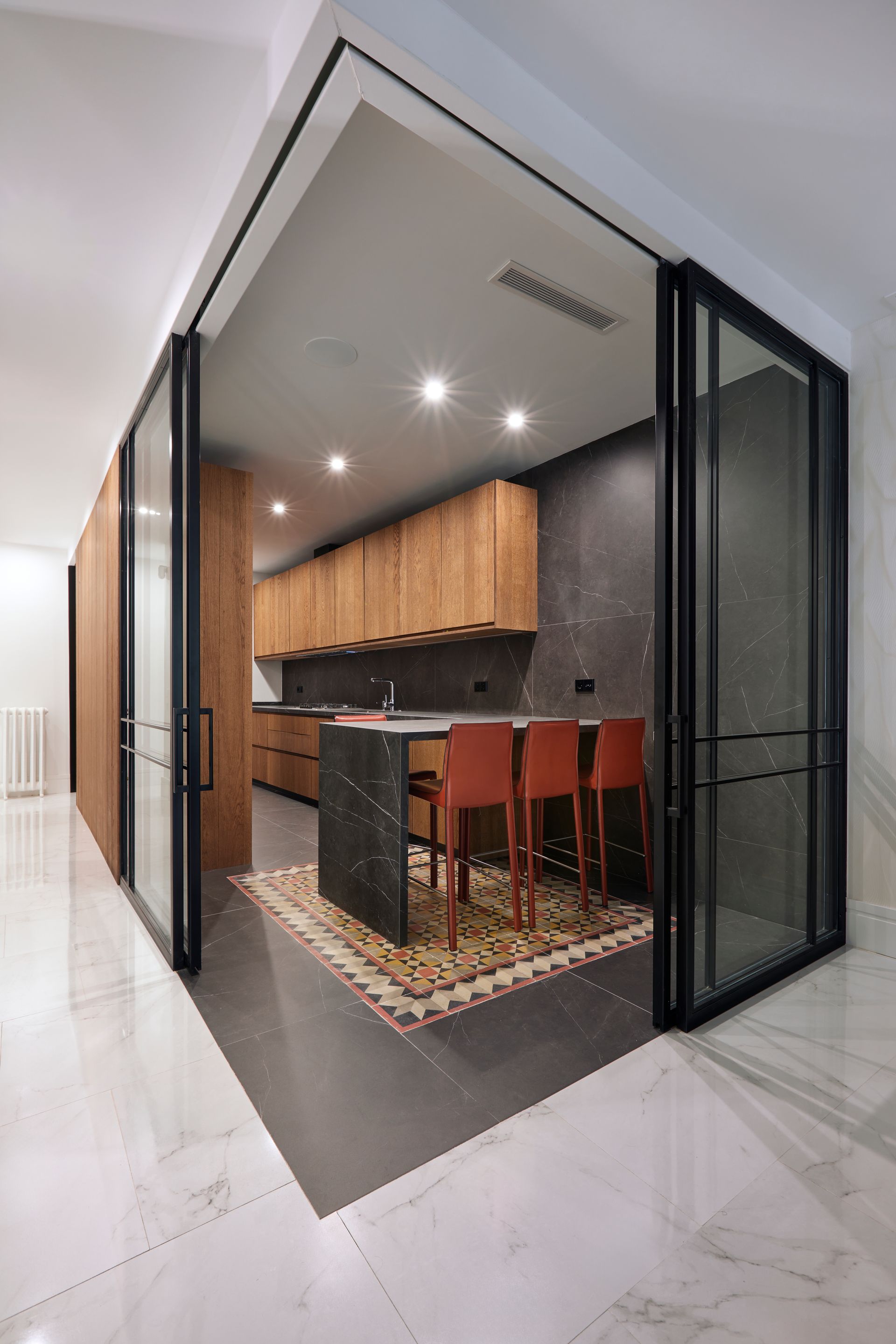 Una cocina con puertas corredizas de vidrio y una gran isla.