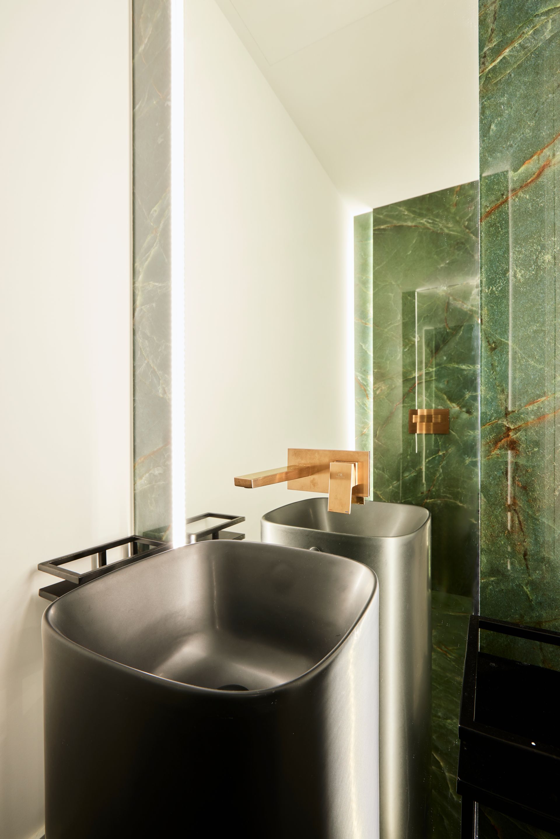 Un baño con dos lavabos y un espejo.