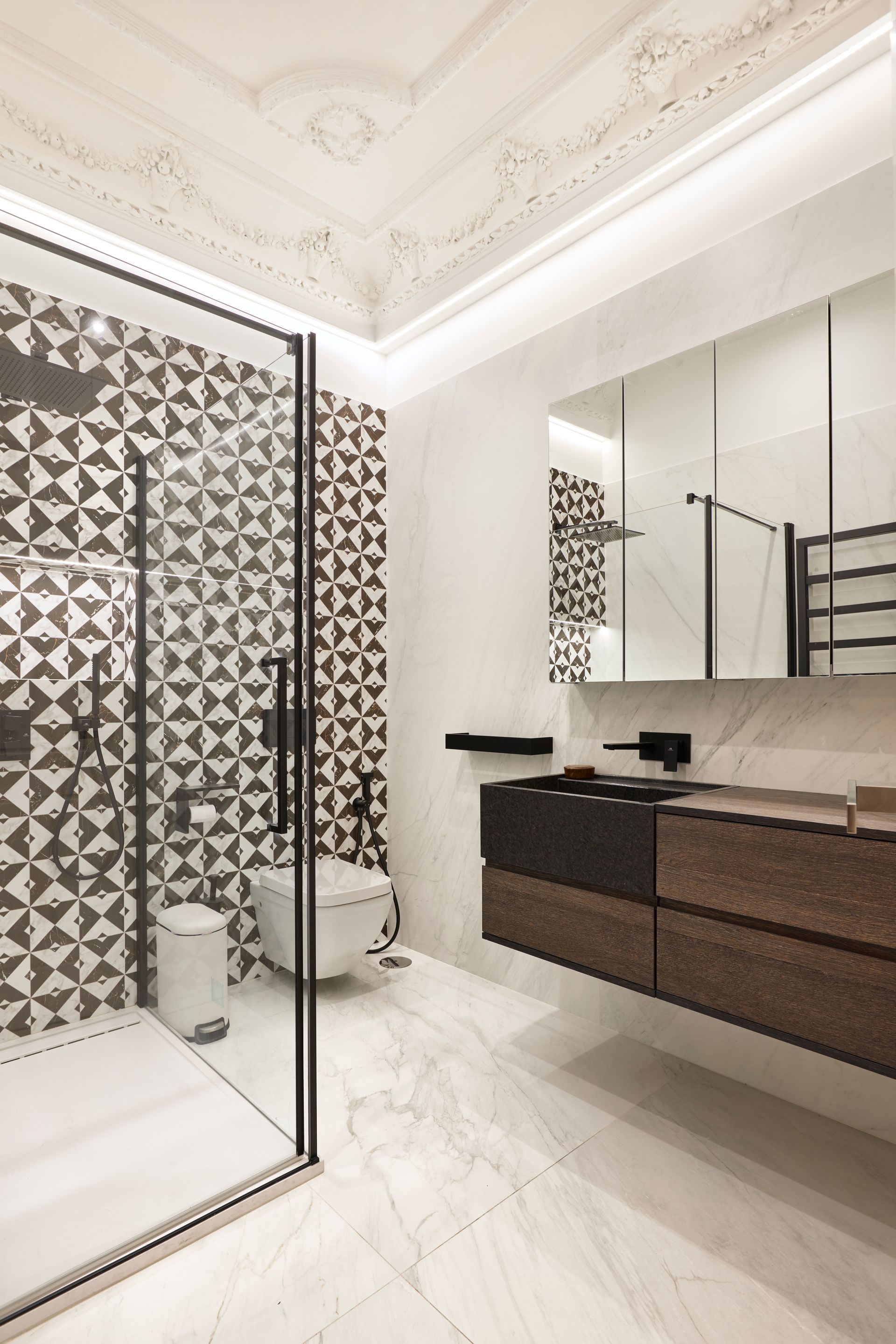 Un baño con ducha, inodoro, lavabo y espejo.