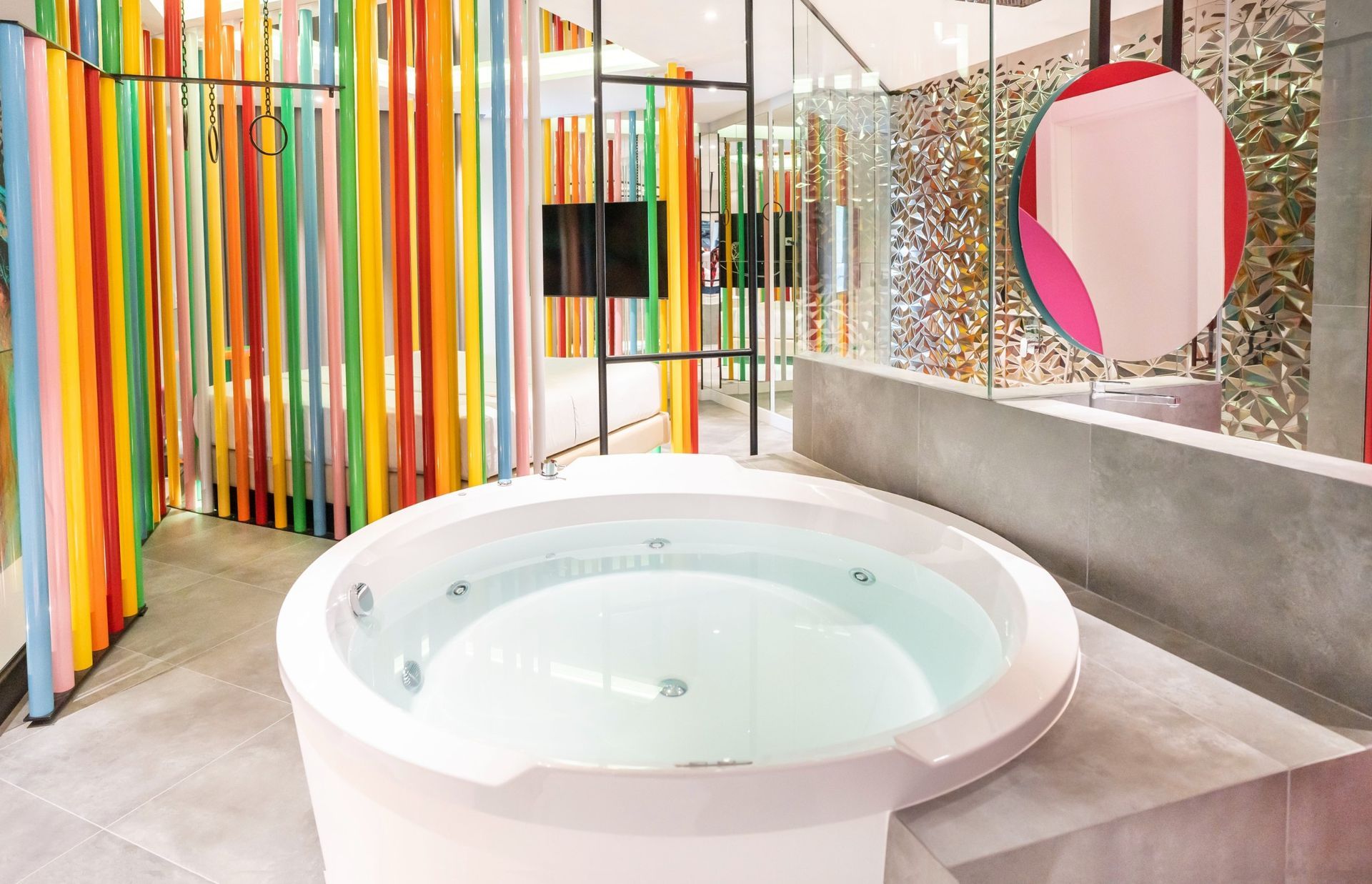 Hay una bañera de hidromasaje en el medio de la habitación.