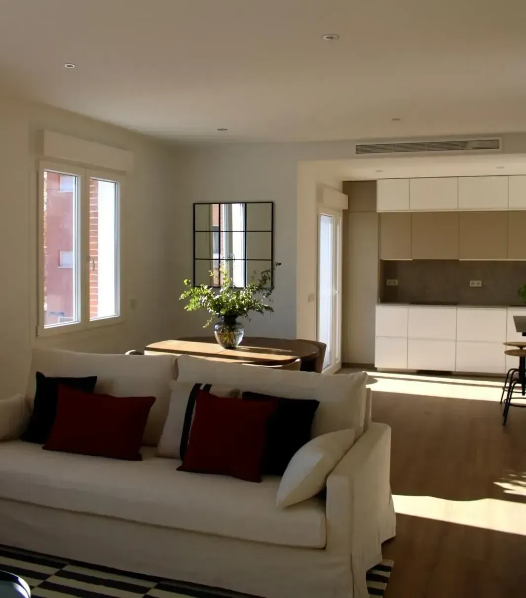 Un edificio con muchas ventanas y balcones
