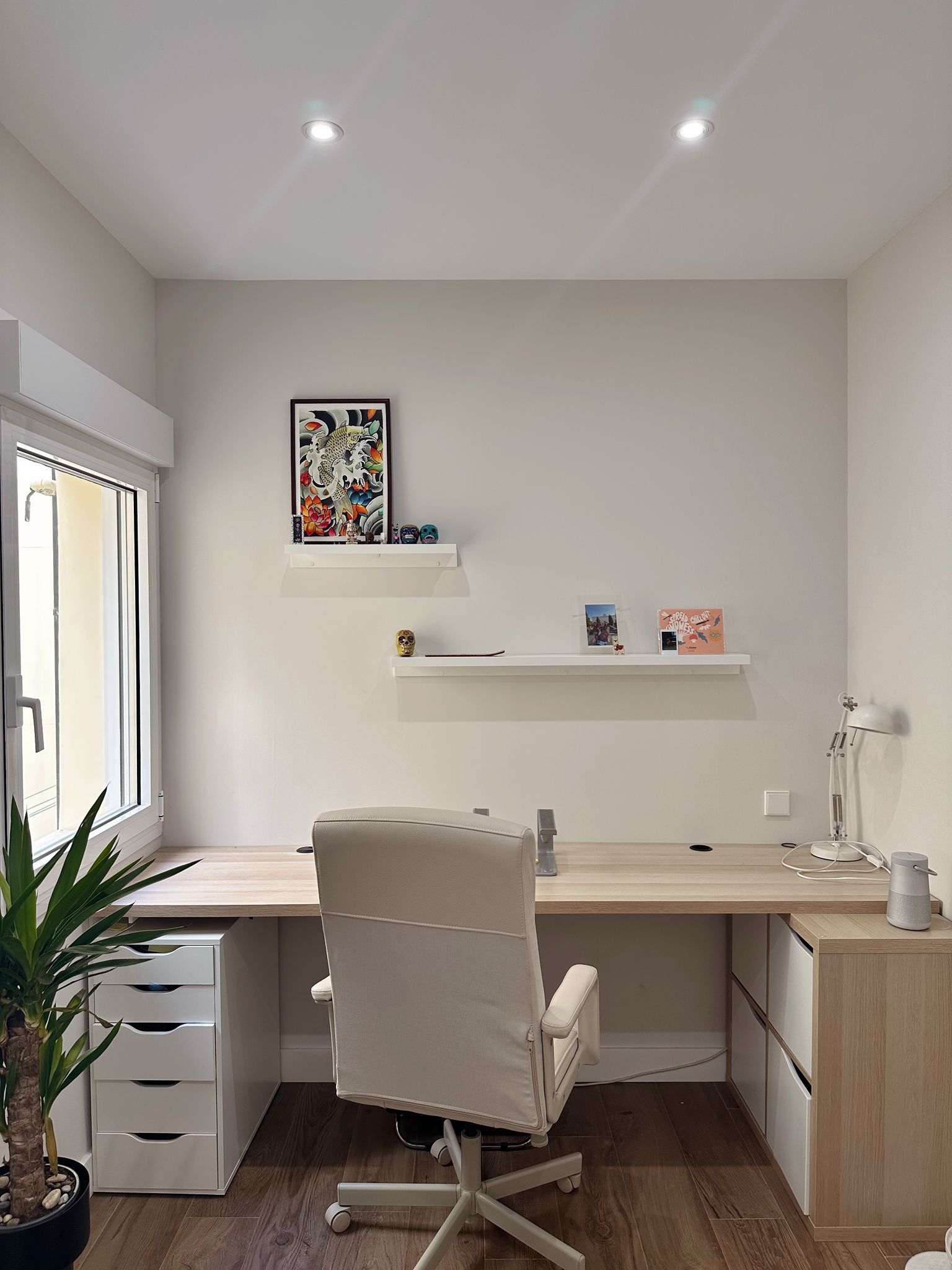 Hay un escritorio con una silla en el medio de la habitación.