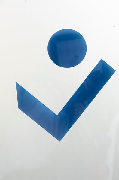 Icona con segno di spunta blu con un cerchio blu sopra su sfondo bianco.