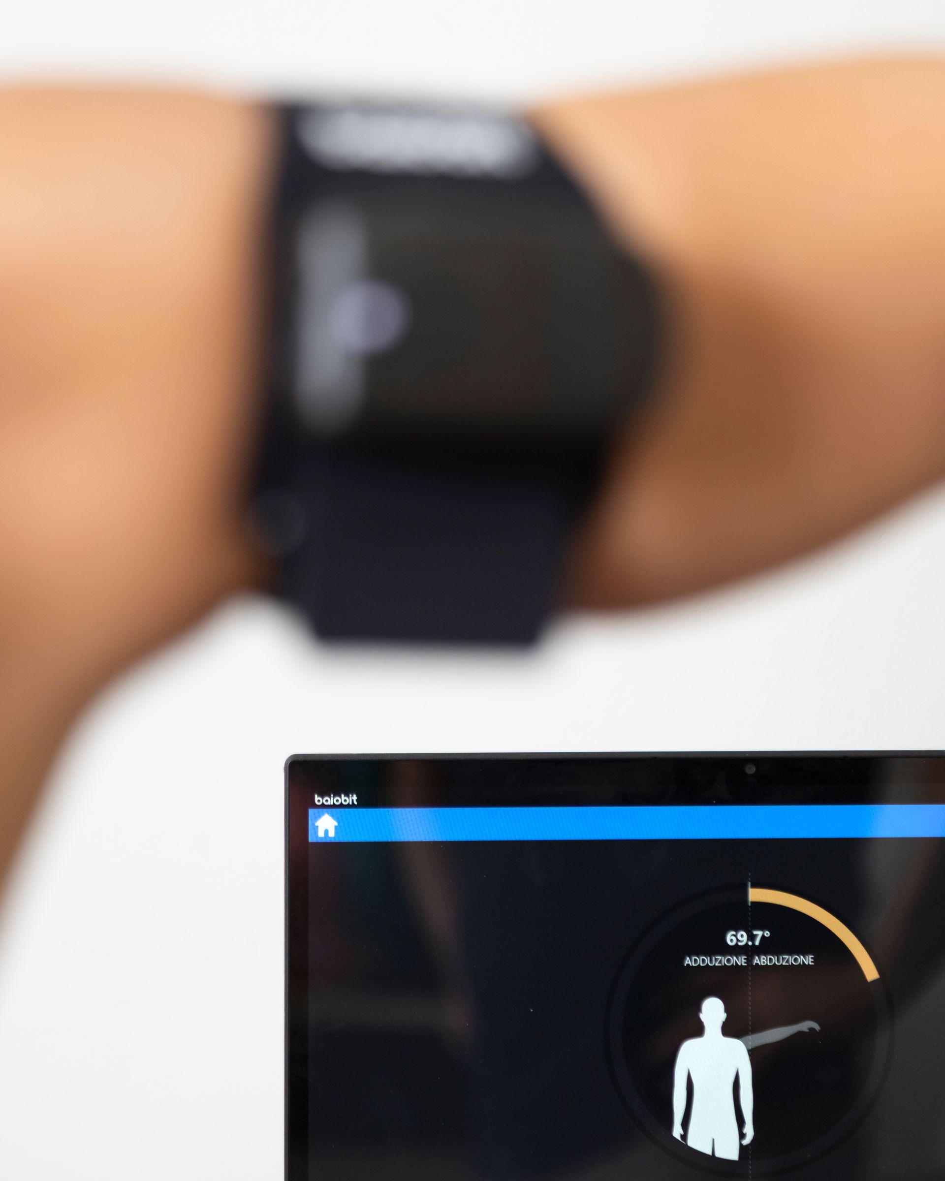 Dispositivo da polso per la misurazione della temperatura corporea. Uno schermo visualizza la temperatura.