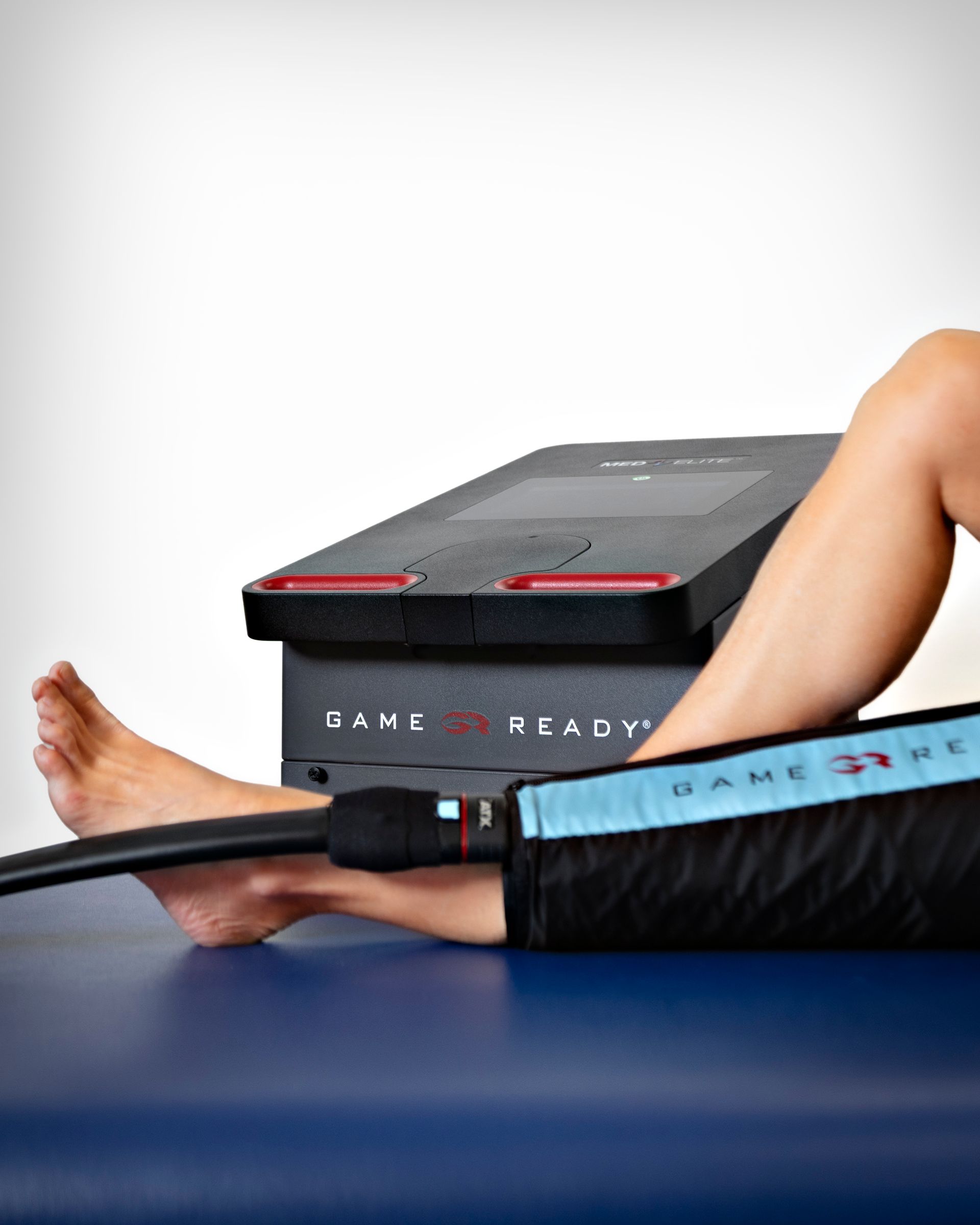 Persona sottoposta a trattamento di crioterapia per la gamba con la macchina Game Ready.