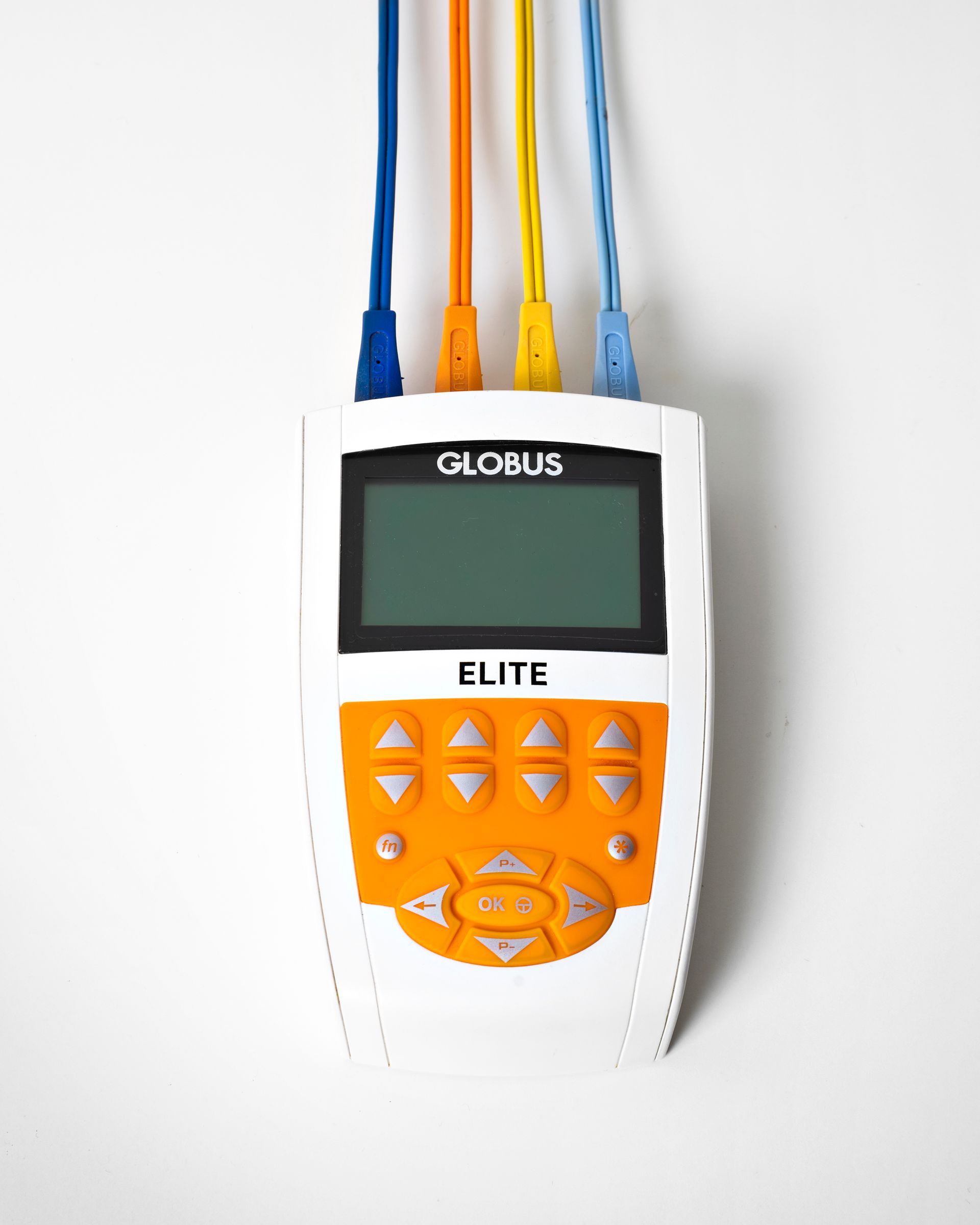Dispositivo per elettroterapia Globus Elite bianco e arancione con fili colorati su sfondo bianco.