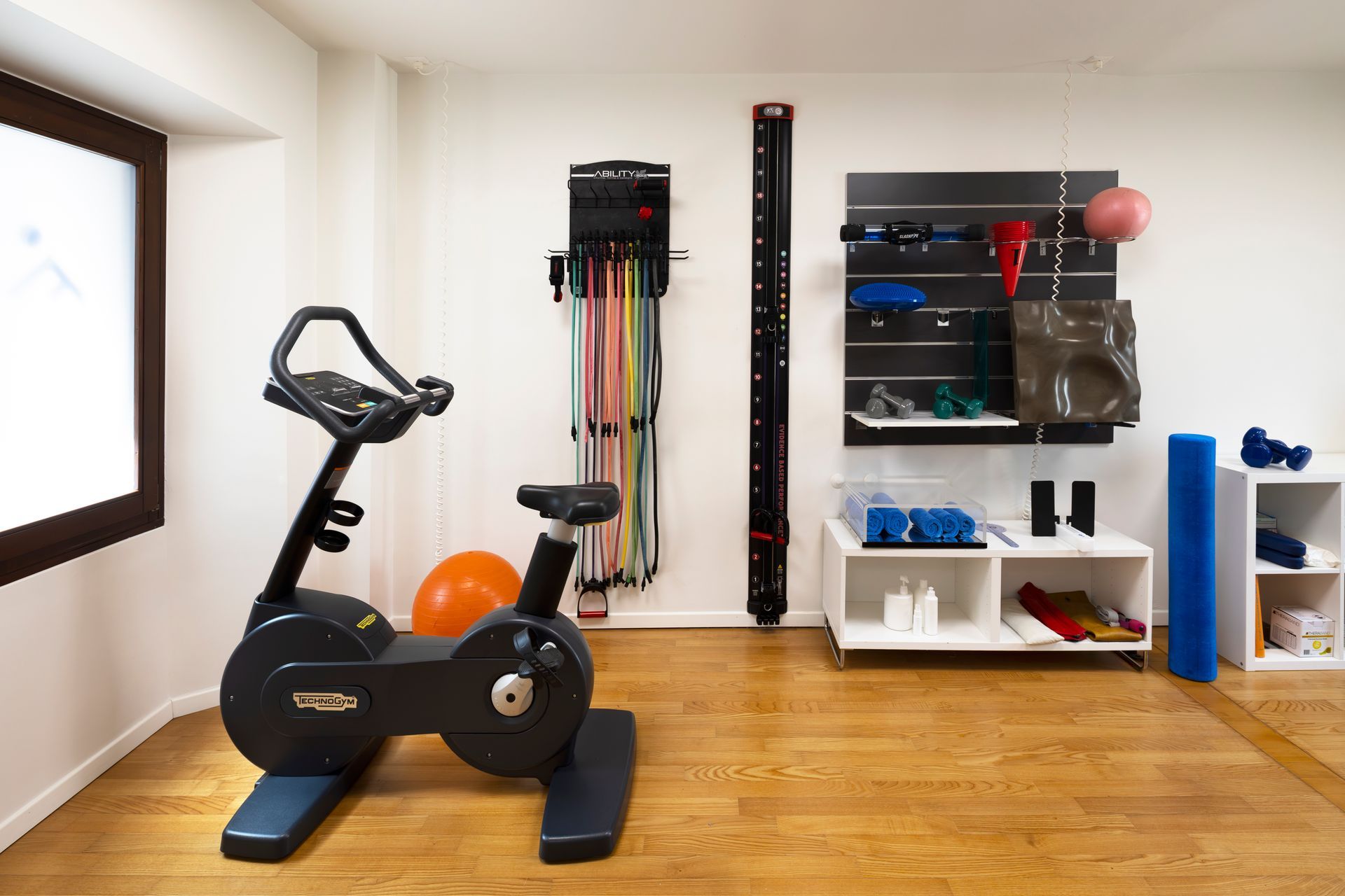 Palestra con cyclette, deposito per attrezzature e finestra.