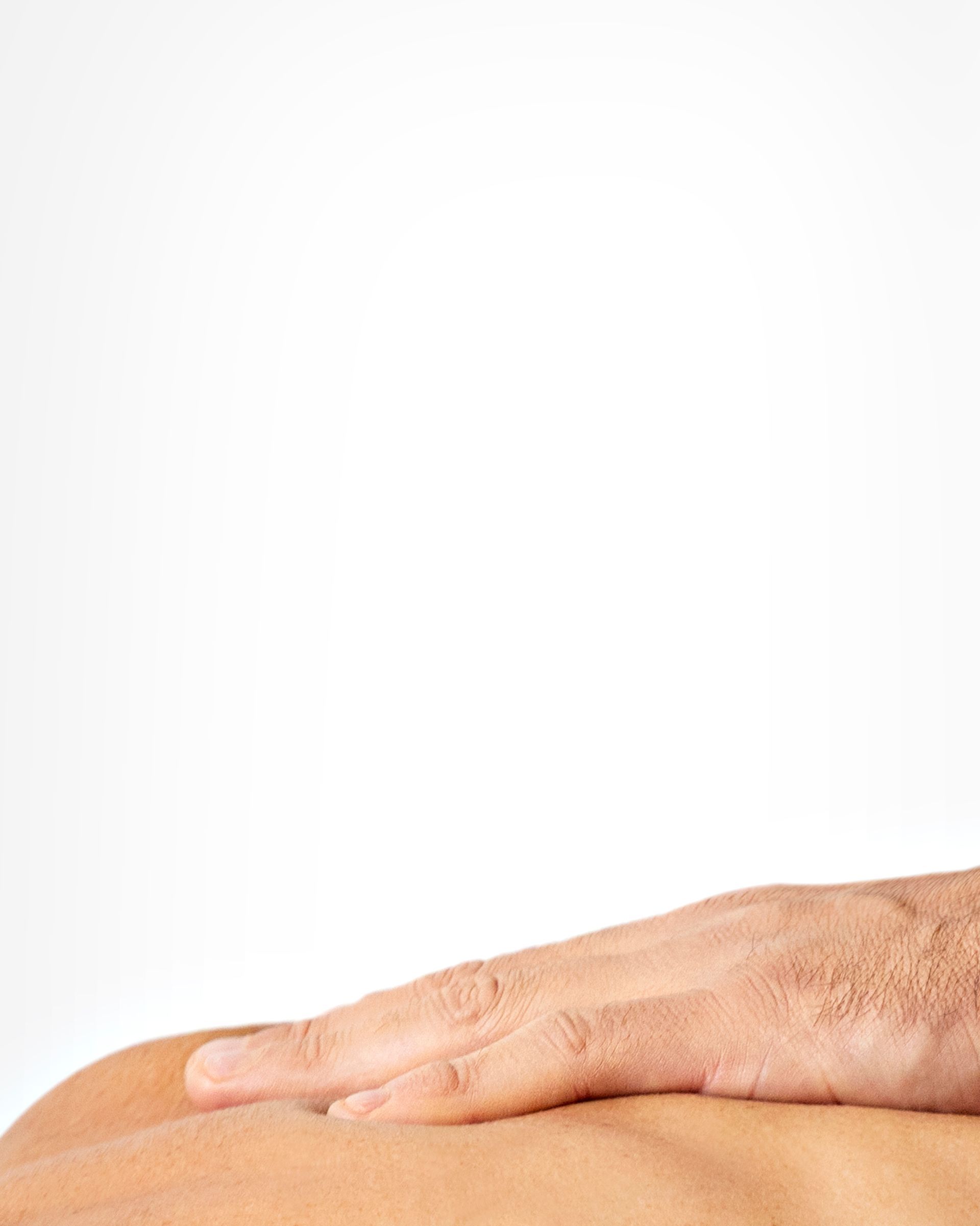 Mano appoggiata sulla schiena, sfondo bianco.