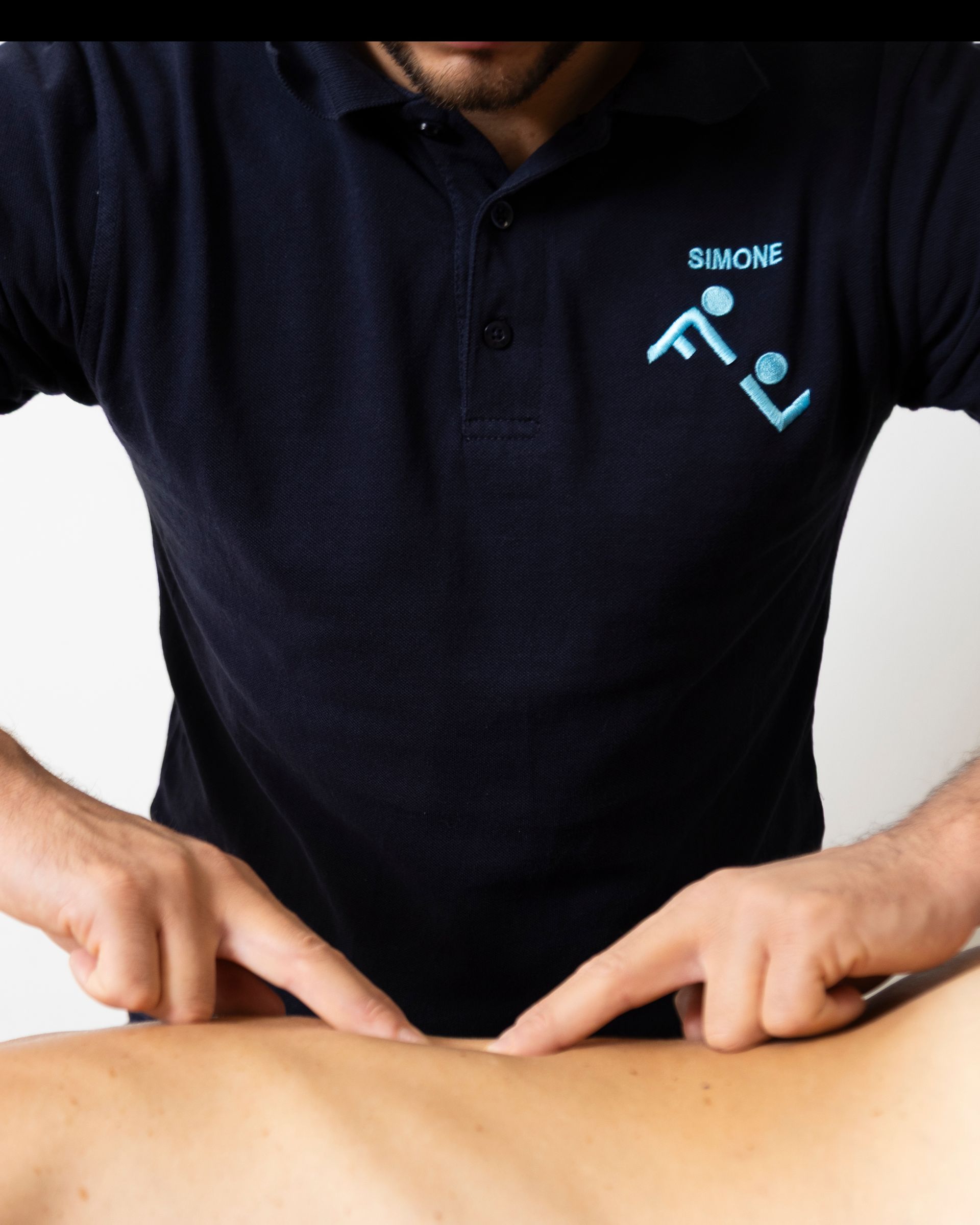 Una persona indica la parte bassa della schiena di una persona durante un esame fisico.