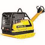 Compactadora de placas vibratorias reversible Wacker Neuson DPU 100-70 de color amarillo, con estructura y asa guía negras.