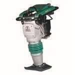 Una compactadora de apisonadoras a gasolina de color verde y gris, utilizada en proyectos de construcción, se alza sobre un fondo blanco.