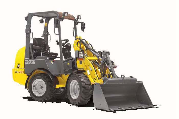 Una cargadora de ruedas articulada Wacker Neuson WL20 amarilla con una pala frontal estacionada sobre un fondo blanco.