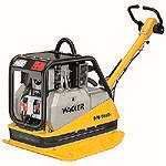 Un compactador de placas Wacker Neuson, pintado de amarillo y gris, para la construcción y la compactación del suelo.