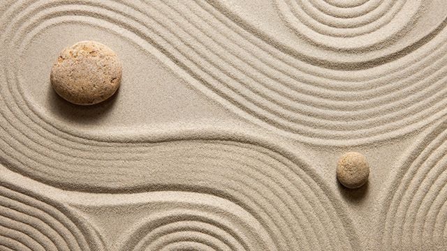 Exemple de jardin à la japonaise avec un focus sur de la roche et du sable