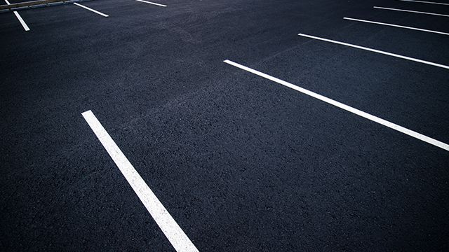 Focus sur un parking vide