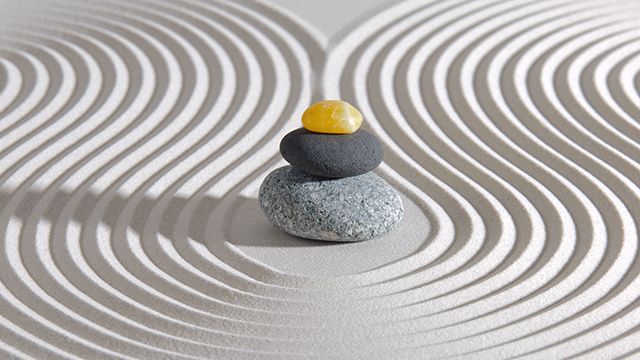 Focus sur des motifs dans le sable d'un jardin japonais