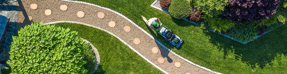 Entretien d'un jardin en vue zénithale