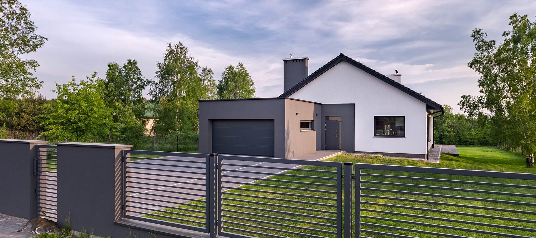 Maison moderne avec une clôture et un terrain entretenu