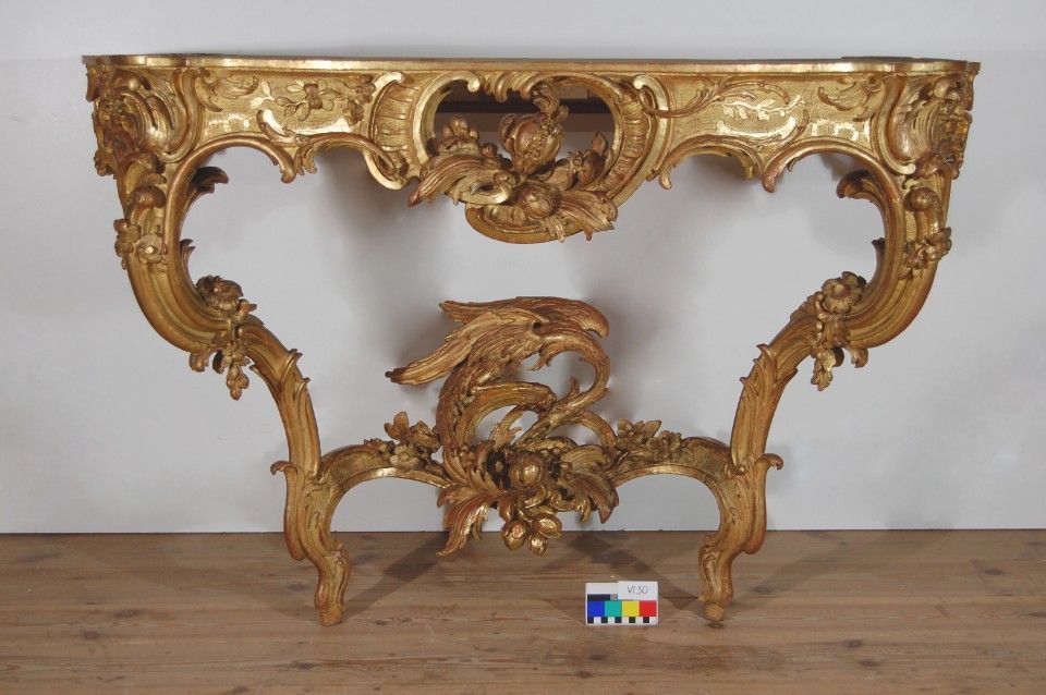 Konsoltisch im Konzertzimmer der Friedrichswohnung im Neuem Palais im Zustand nach der Restaurierung, Künstler: Gebr. Calamé / Stiftung Preußische Schlösser und Gärten Berlin-Brandenburg / Foto: Ralph Broschke, 2011