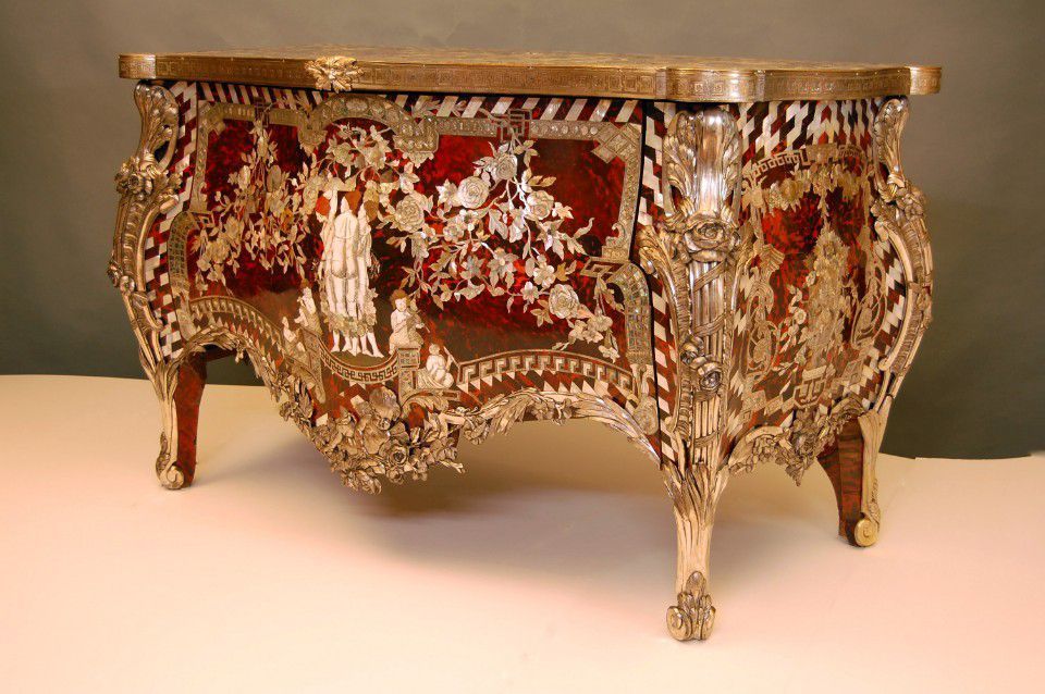 Drei - Grazien - Kommode im Neuen Palais im Zustand nach der Restaurierung, Korpus: H.W. Spindler, Beschläge: J. M. Kambly / Stiftung Preußische Schlösser und Gärten Berlin-Brandenburg / Foto: Ralph Broschke, 2007