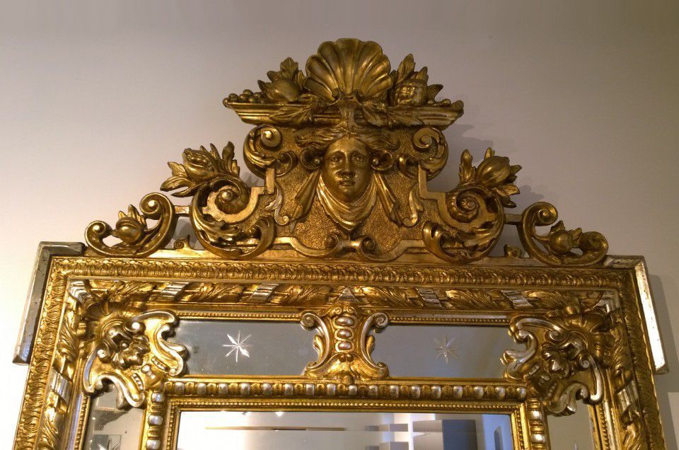 Restaurierte Vergoldung an einem Venezianer Spiegel aus dem Museum Strausberg / Foto: Ralph Broschke, 2017