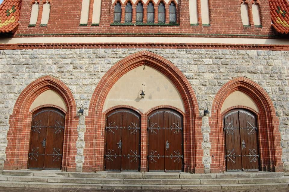 Restaurierte Hauptportaltüren der Kirche in Potsdam-Bornim / Foto: Ralph Broschke, 2017