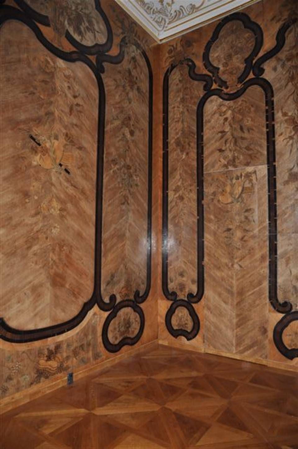 Wandvertäfelung der West- und Nordseite des Spindler-Kabinetts im Neuen Palais im Zustand nach der Restaurierung / Stiftung Preußische Schlösser und Gärten Berlin-Brandenburg / Foto: Ralph Broschke, 2011