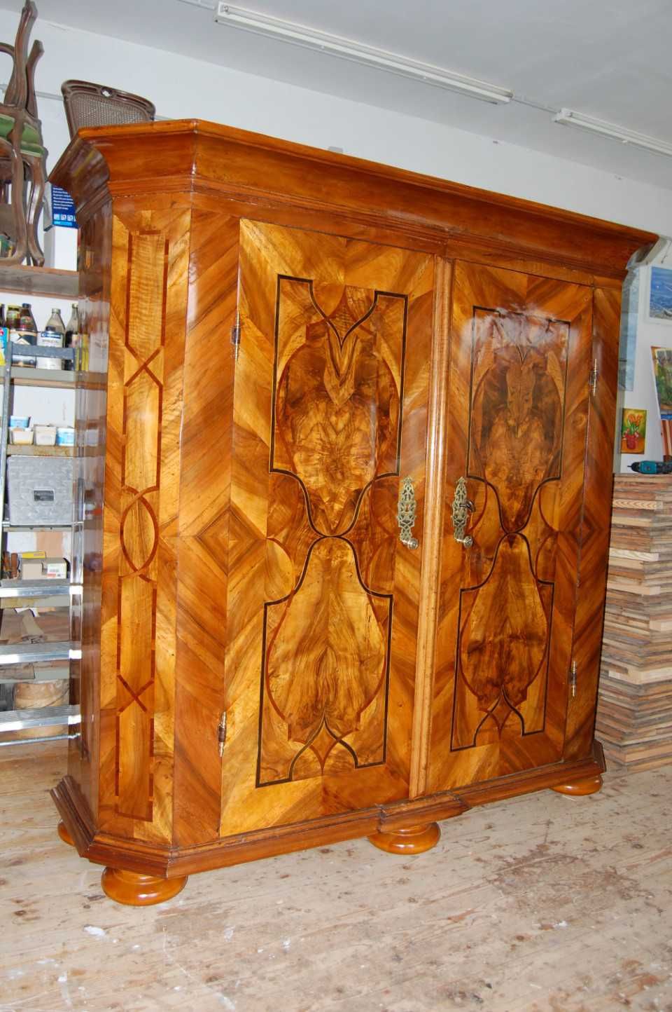 Schellackpolitur an einem barockem Dielenschrank aus Privatbesitz / Foto: Ralph Broschke, 2012