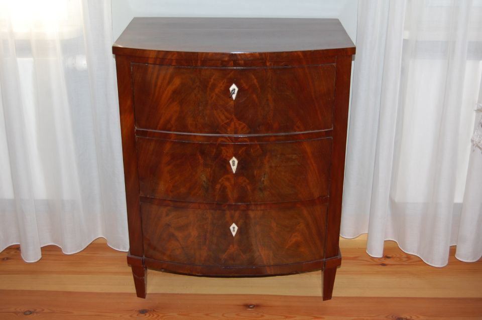 Restaurierte Pfeilerkommode mit Mahagoniefurnier und abgerundeter Front / Foto: Ralph Broschke, 2018