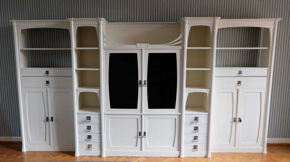 Rekonstruierte Erstfassung der großen Anrichte im Hamburger Dehmelhaus (Entwurf: Richard Dehmel 1901) / Foto: Ralph Broschke, 2016