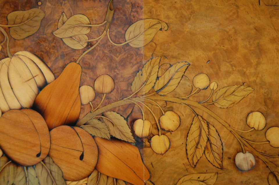 Abnahme der krepierten Politur an einem englischen Aufsatzsekretär aus Privatbesitz / Foto: Ralph Broschke, 2008