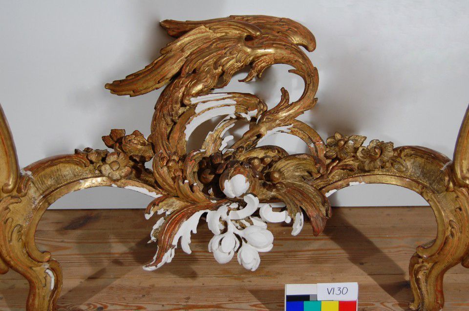 Detail der Kreidegrundaufhöhung an einem Konsoltisch aus dem Konzertzimmer der Friedrichswohnung im Neuen Palais / Stiftung Preußische Schlösser und Gärten Berlin-Brandenburg / Foto: Ralph Broschke, 2001