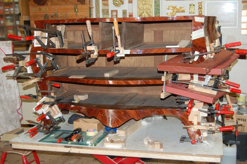 Niederlegung von losem Furnier an einer französischen Barockkommode von J.C. Ellaume aus Privatbesitz / Foto: Ralph Broschke, 2017