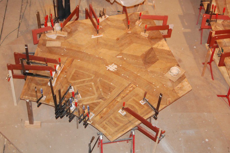 Niederlegung von Furnier im Goldenen Saal im Schloss Ludwigslust / Staatliche Schlösser, Gärten und Kunstsammlungen Mecklenburg-Vorpommern / Foto: Ralph Broschke, 2013