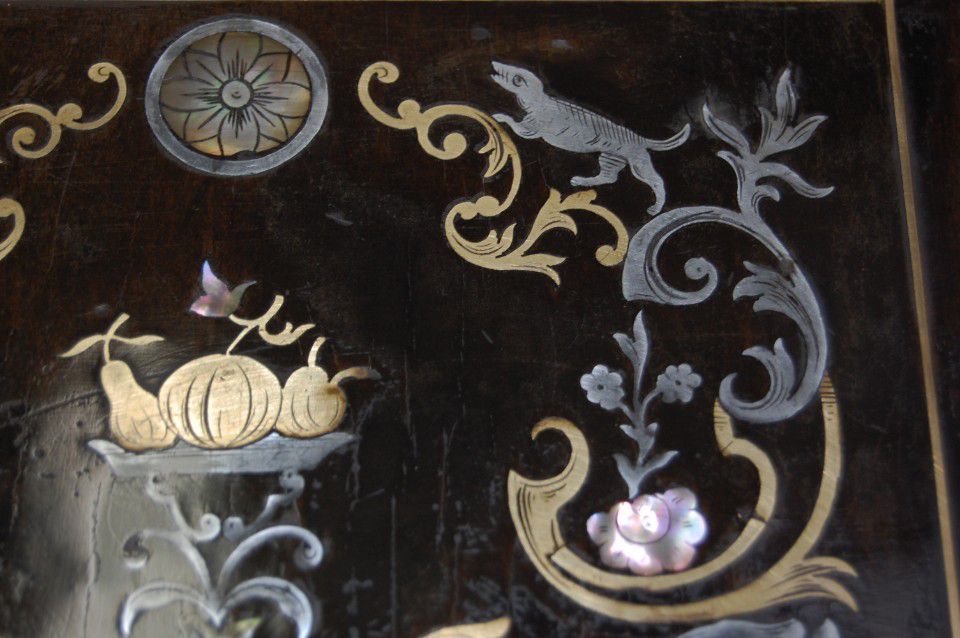 Detail einer Schatulle mit Messing, Zinn und Perlmutteinlagen aus Privatbesitz / Foto: Ralph Broschke, 2017