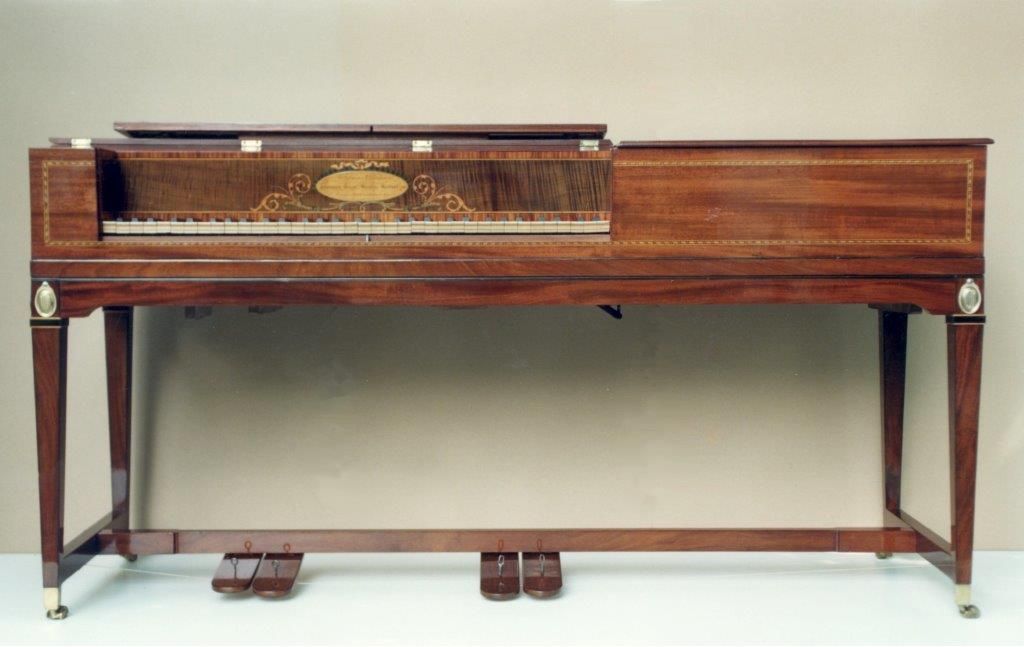 Tafelklavier der Königin Luise aus Schloss Paretz / Werkstatt J. Zumpe, London 1793 /Stiftung Preußische Schlösser und Gärten Berlin-Brandenburg / Foto: Ralph Broschke, 2001,