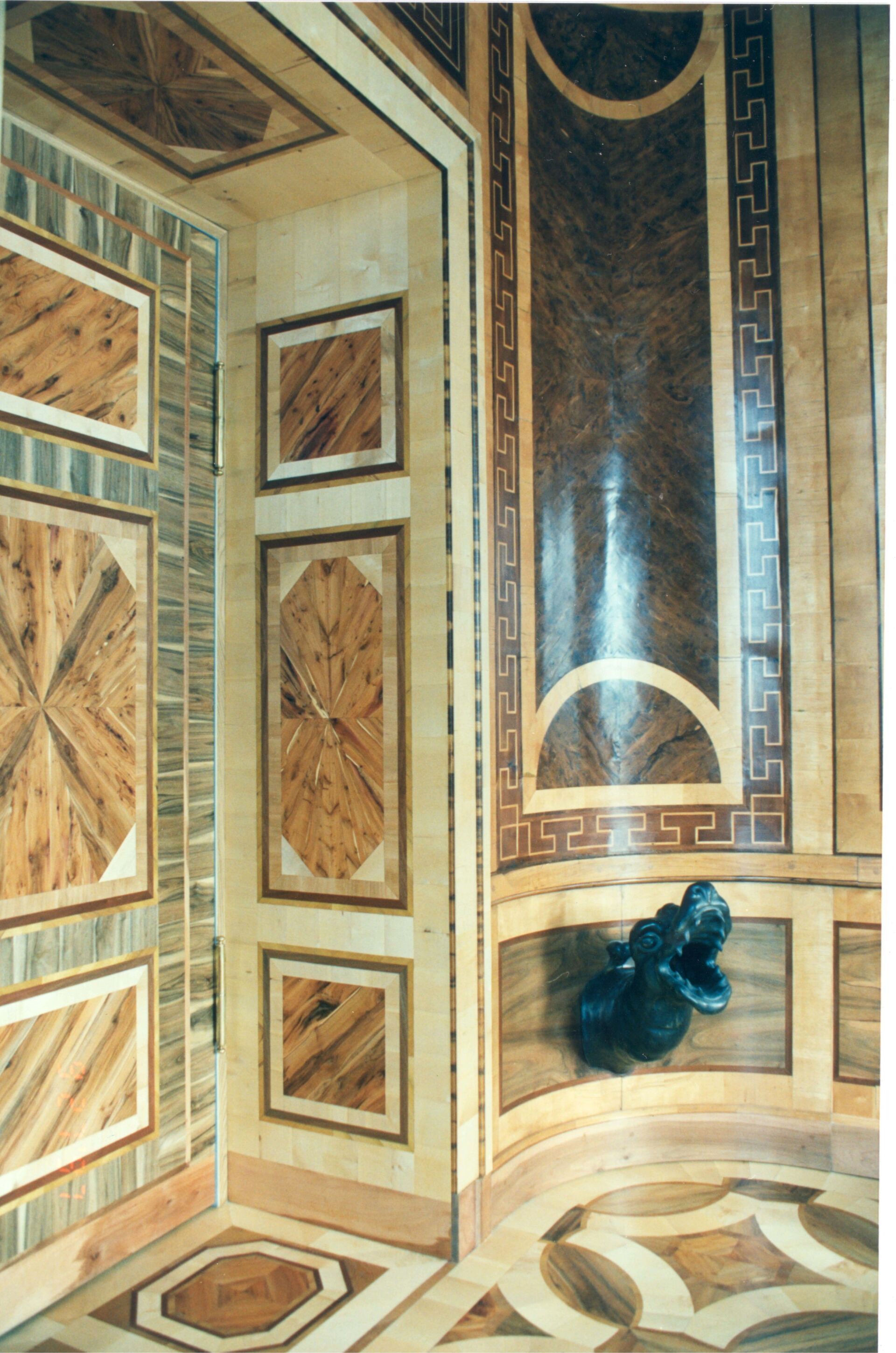 Wandvertäfelung im Schreibkabinett des Potsdamer Marmorpalais nach der Restaurierung und Teilrekonstruktion / Stiftung Preußische Schlösser und Gärten Berlin-Brandenburg / Foto: Ralph Broschke, 1997