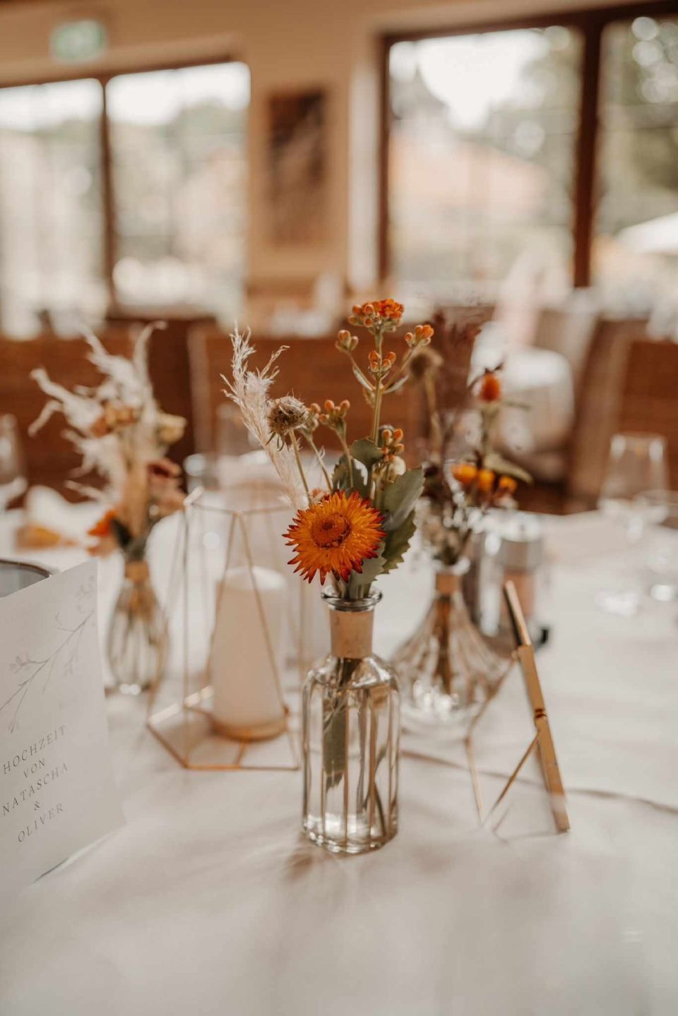 Tischdeko mit Blumensträusschen in Fläschchen